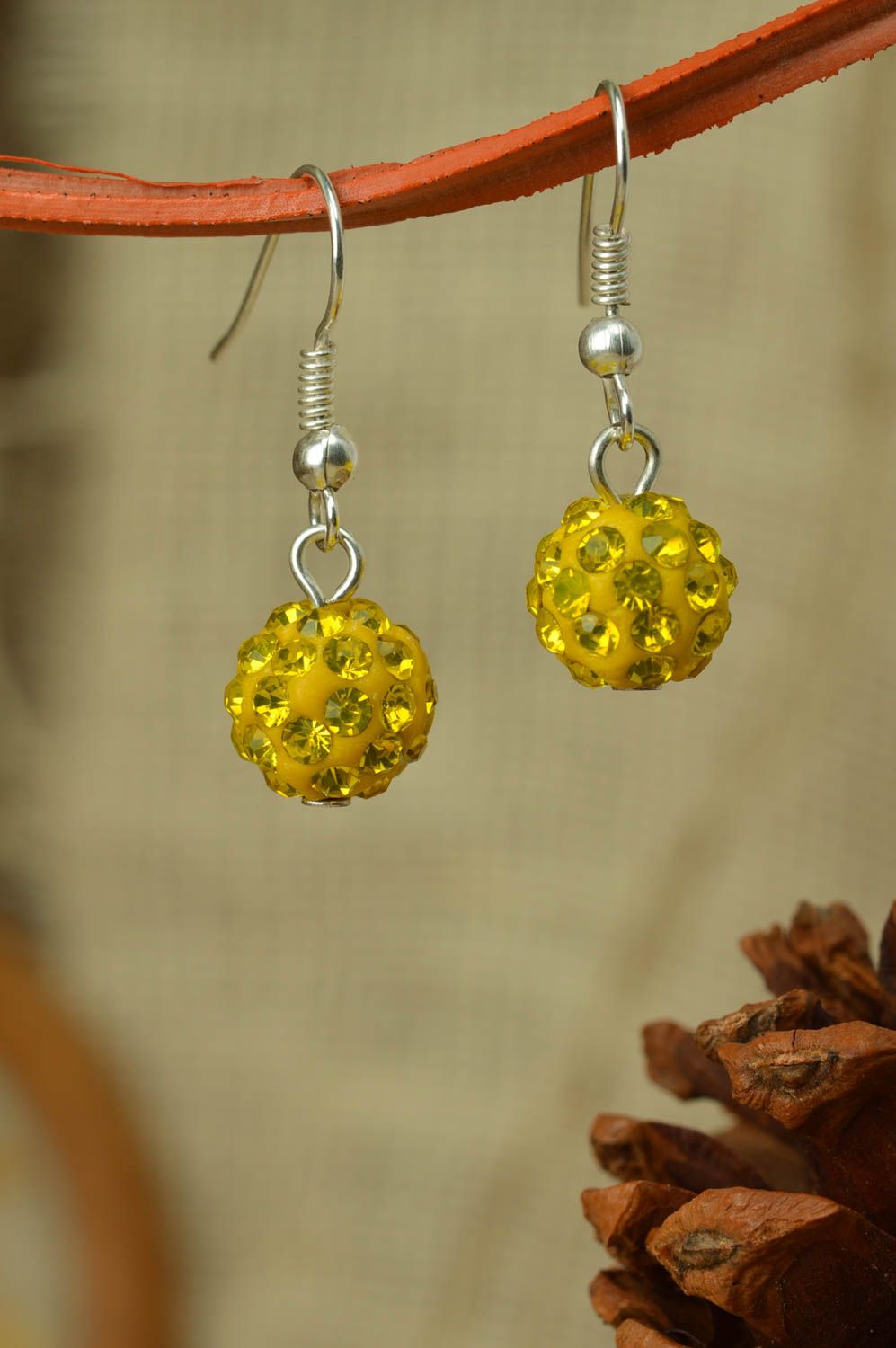 Boucles d'oreilles perles fantaisie boules jaunes originales faites main photo 1