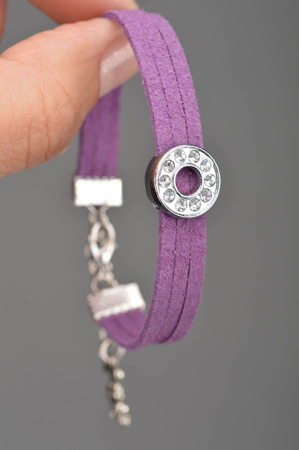 Фиолетовый браслет из замши ручной работы авторский стильный для девушек подарок фото 2