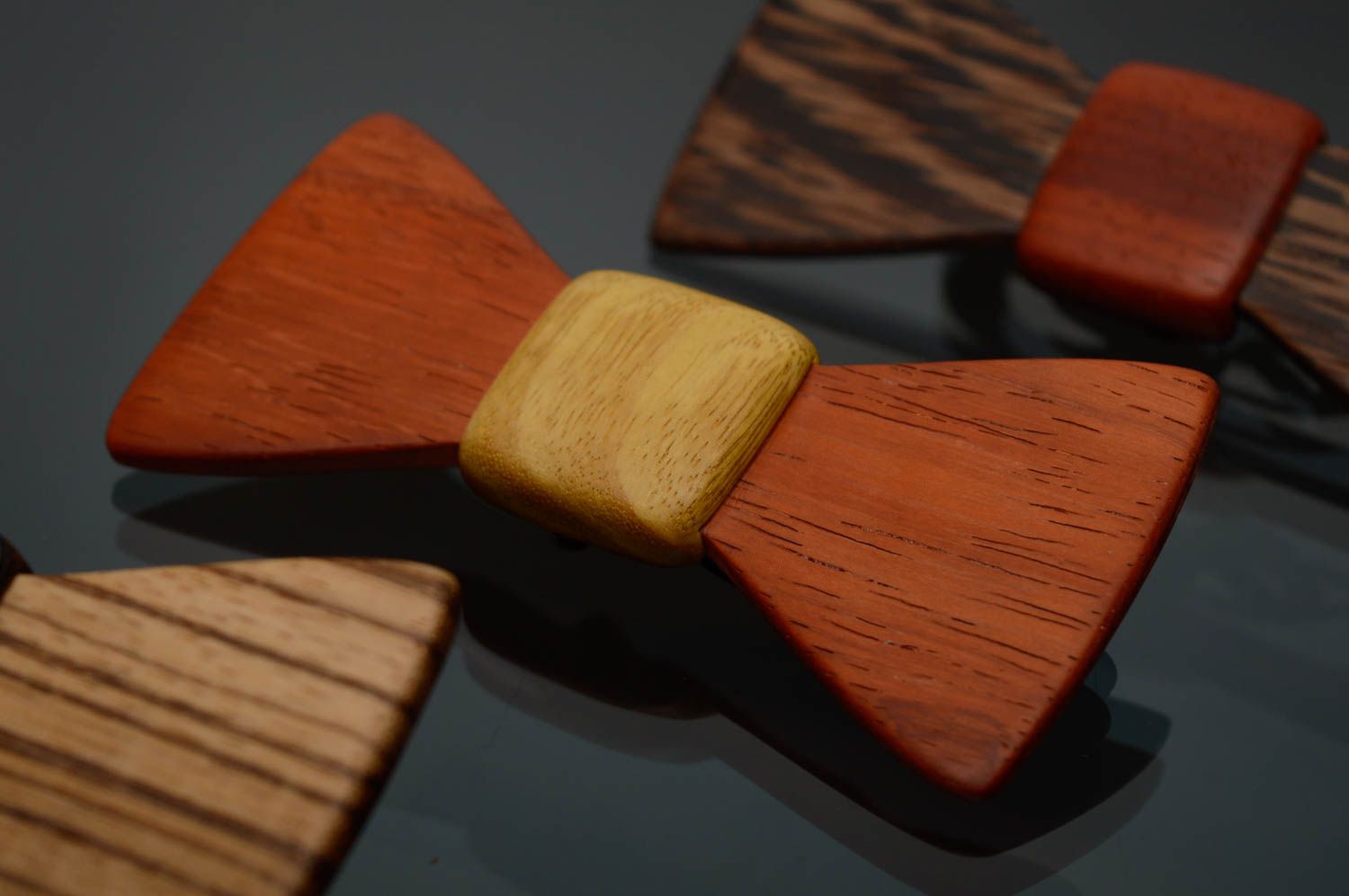 Деревянный галстук-бабочка из желтого дерева фото 5