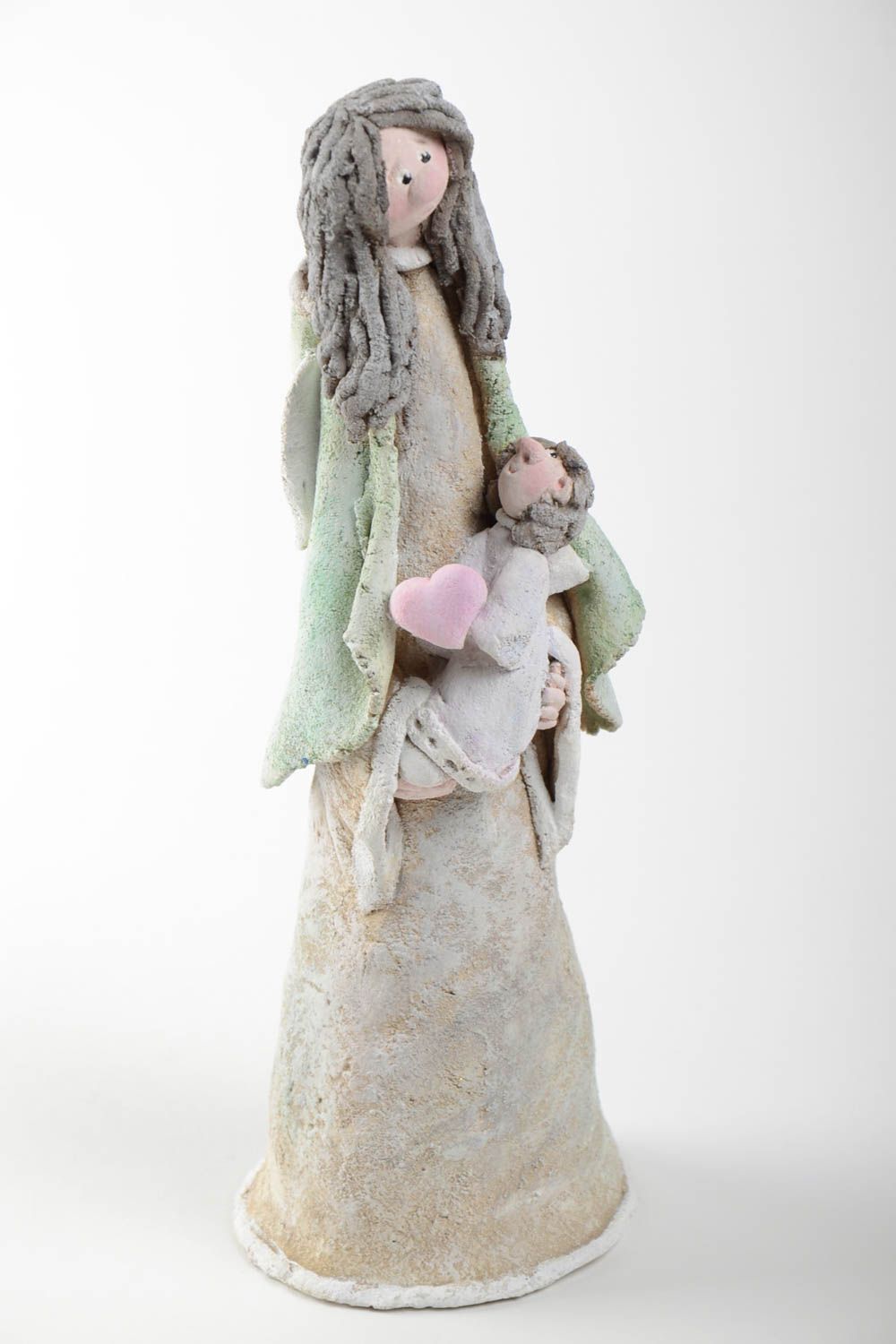Статуэтка из самозастывающей глины ручной работы в виде ангела с малышом фото 2