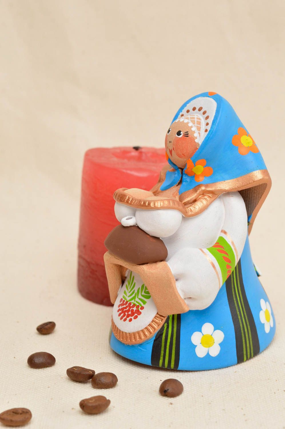 Оригинальный глиняный колокольчик в виде девицы с росписью ручной работы фото 1