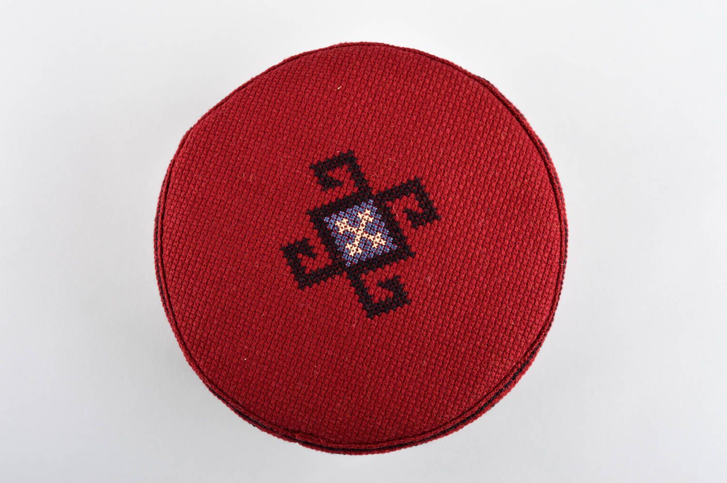 Handgemachte Mütze aus Stoff in Dunkelrot modisches Accessoire foto 4