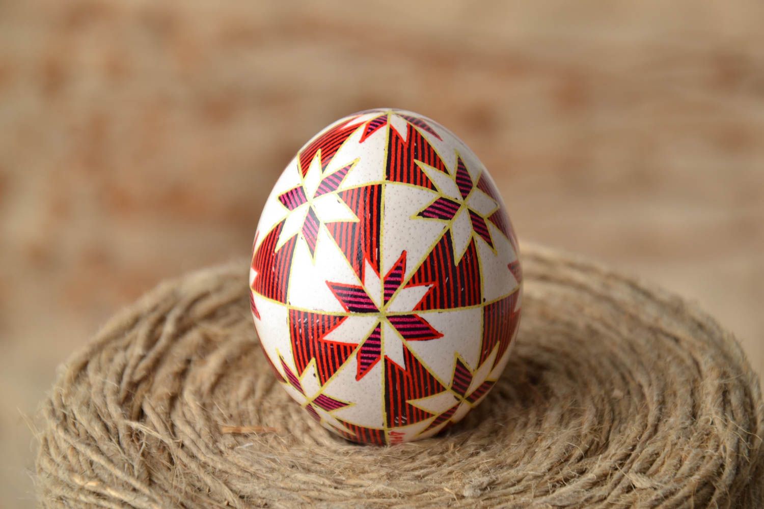 Huevo de Pascua pintado con símbolos tradicionales  foto 1