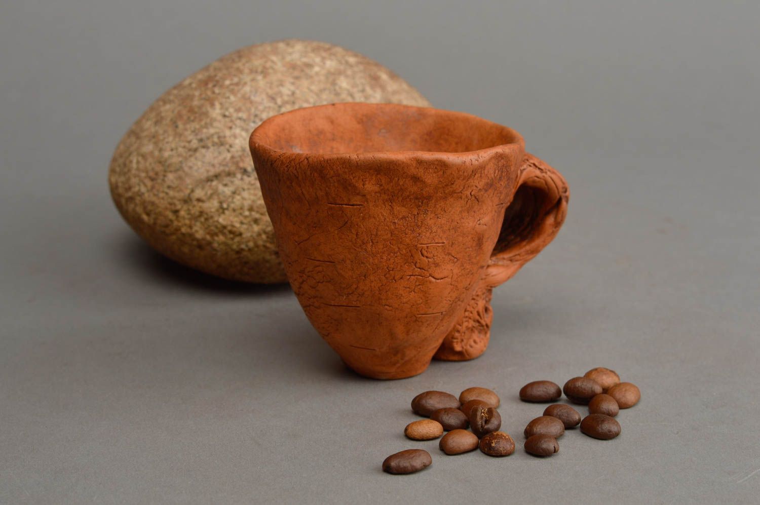 Ungewöhnliche kleine handgemachte Tasse aus Ton mit Muster für Kaffee in Braun  foto 1