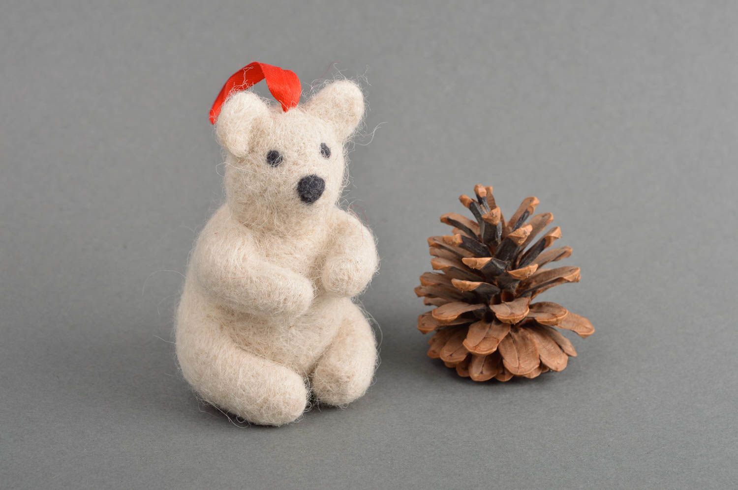 Kuscheltier Eisbär mit Schlaufe handmade Spielzeug aus Wolle Geschenk für Kinder foto 1