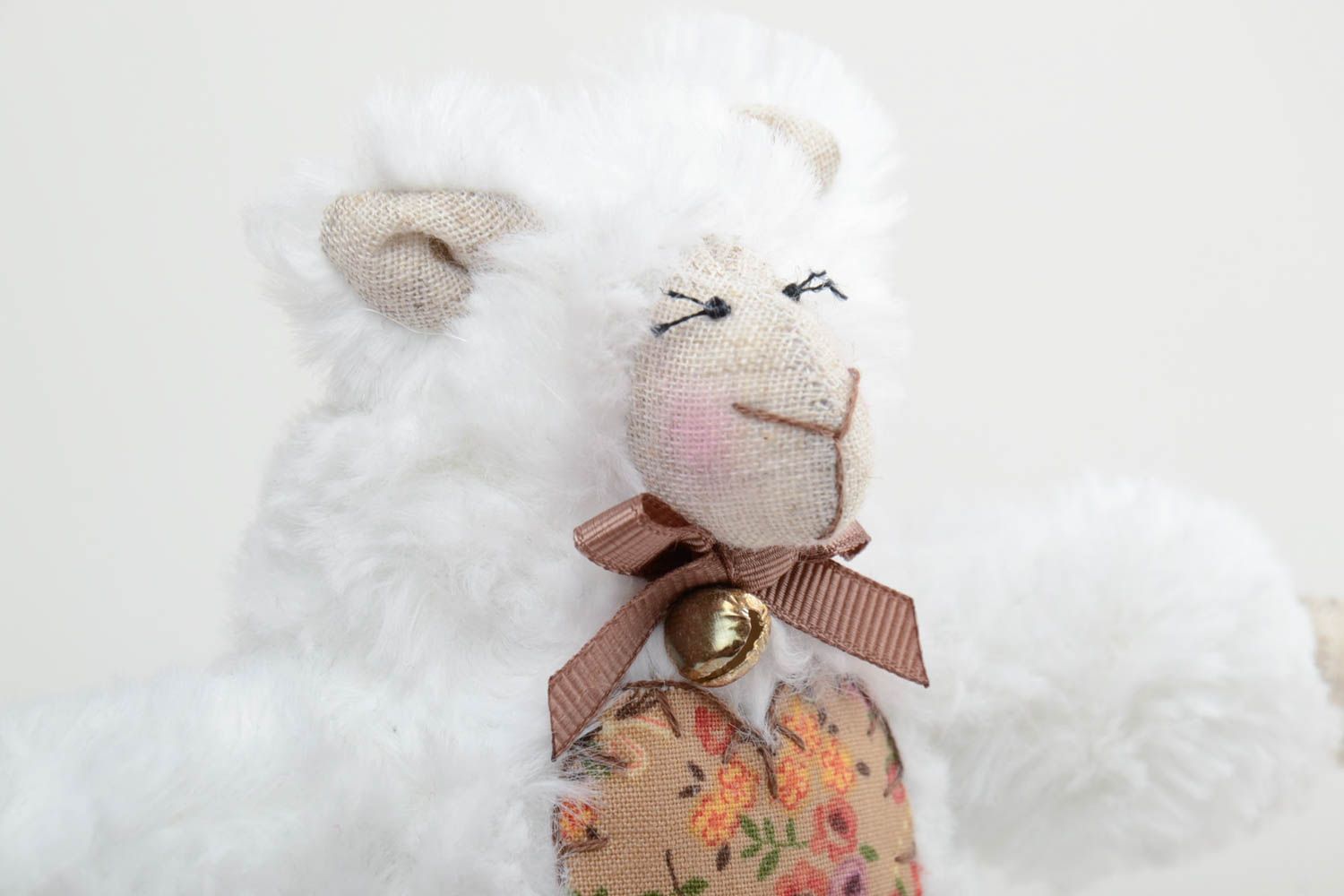 Мягкая игрушка ручной работы из искусственного меха овечка с бантиком на шее фото 3