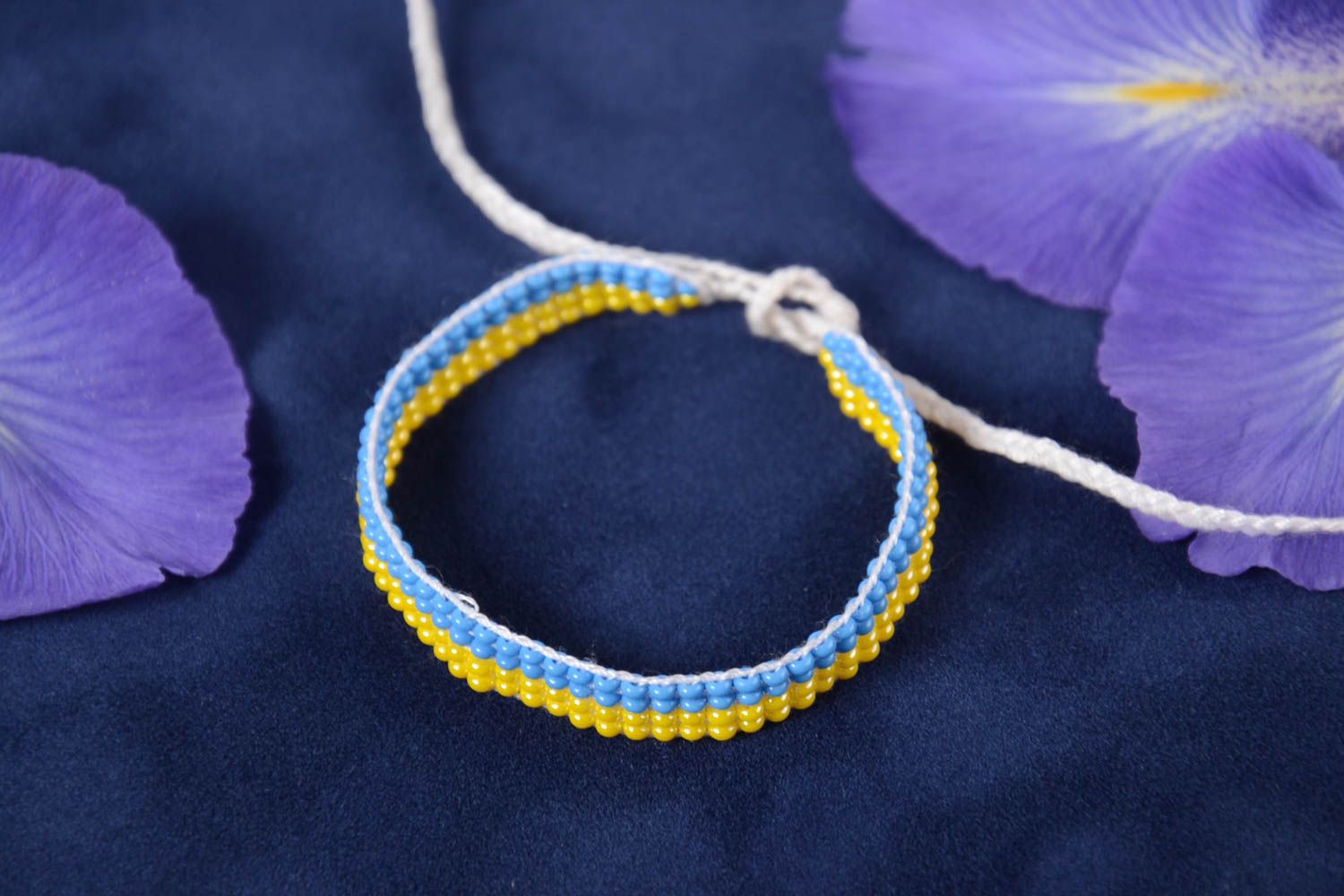 Bracelet en perles de rocaille et fils fait main fin jaune tissé bleu original photo 1