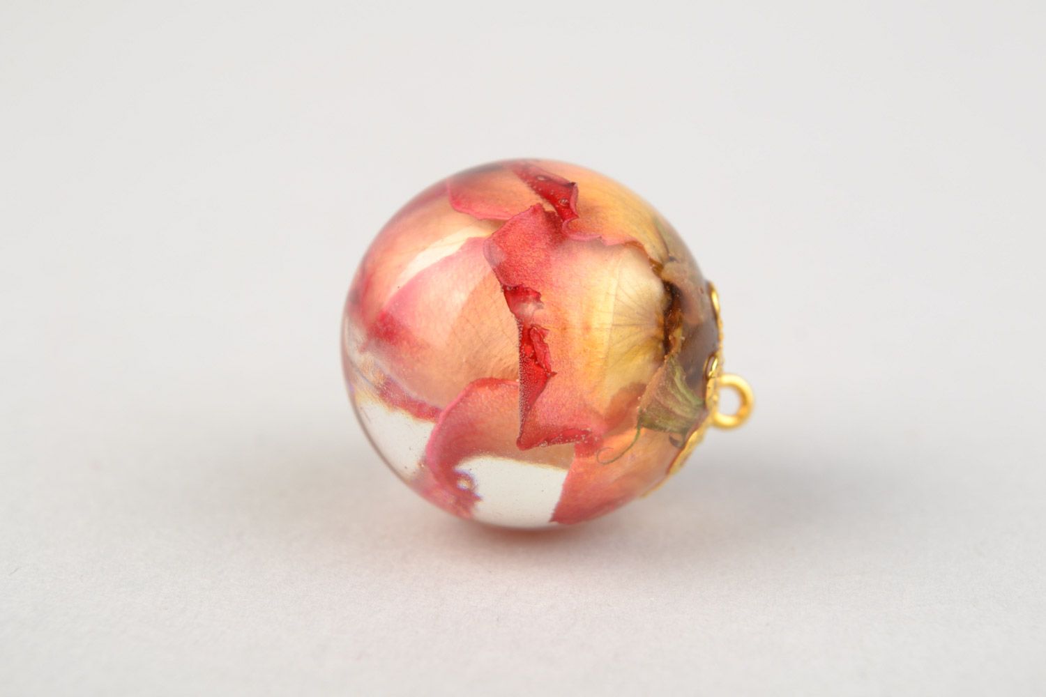 Petit pendentif en résine époxy boule avec rose original fait main pour femme photo 5