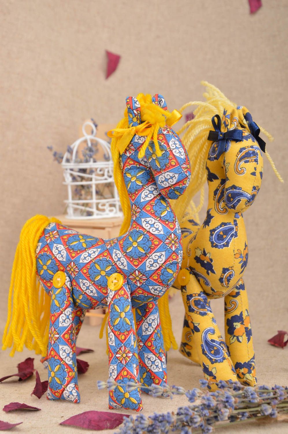Ensemble de jouets en tissu chevaux bleu et jaune faits main 2 pièces décoration photo 1