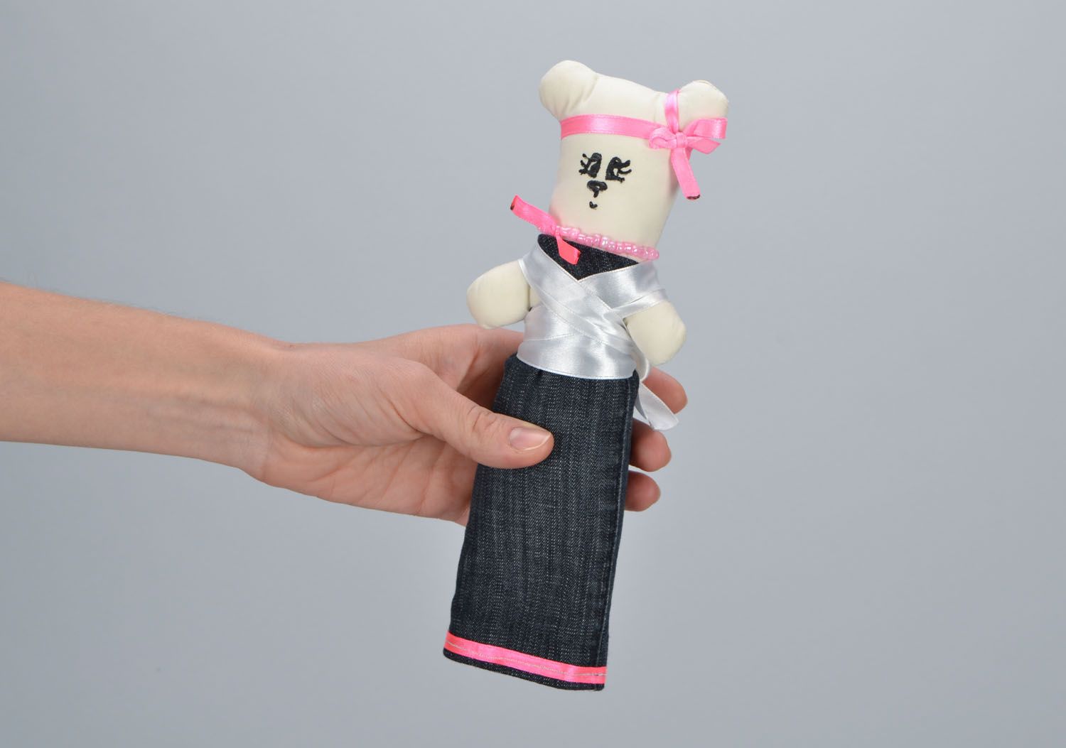 Brinquedo de tecido feito à mão Ursinho num vestido foto 2