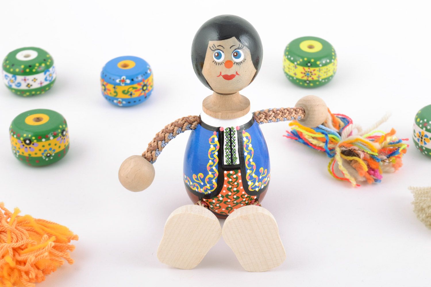 Handmade nettes Öko Spielzeug aus Holz mit Beinen und Händen aus Seil für Kinder foto 1