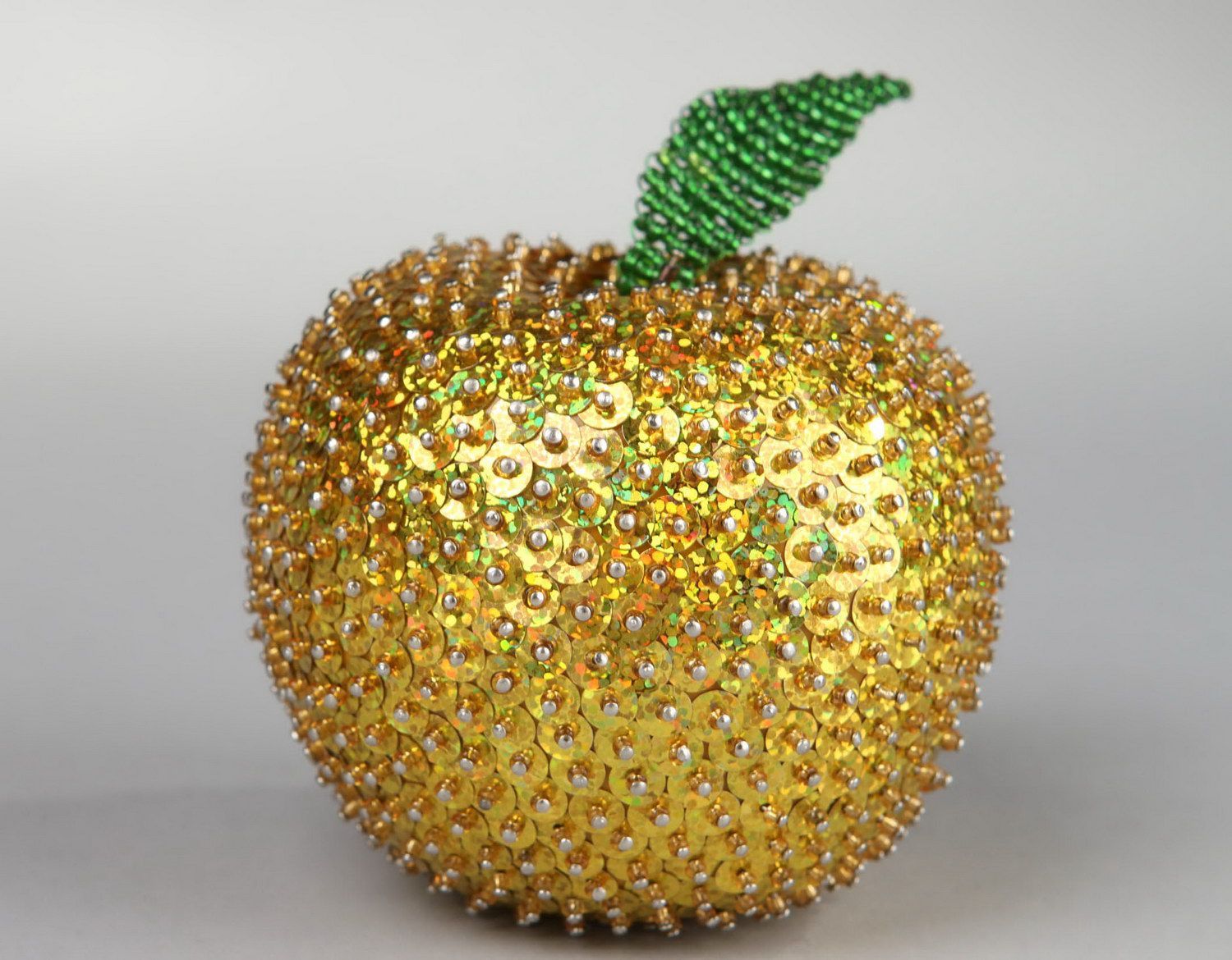 Pomme artificielle décorative en perles de rocailles  photo 2