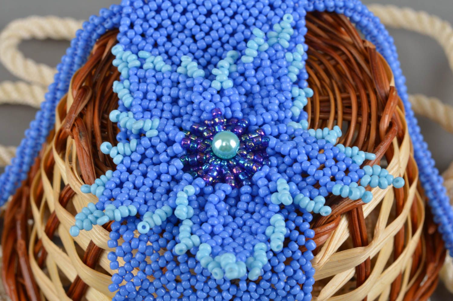 Joli collier en perles de rocaille et perles fantaisie fait main bleu ciel photo 4
