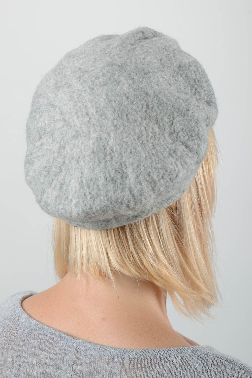 Boina artesanal de fieltro gris prenda para la cabeza accesorio para mujer foto 2
