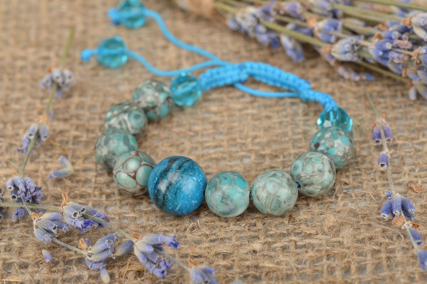 Плетеный браслет с бусинами ручной работы оригинальный красивый Синяя планета фото 1