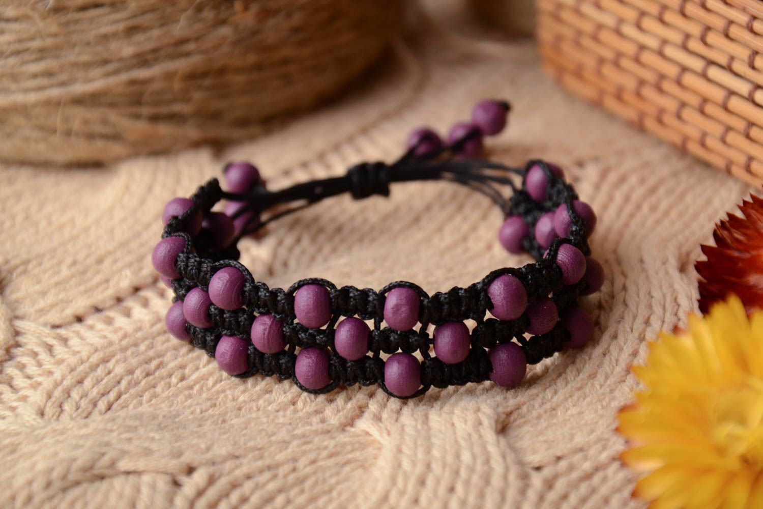 Плетеный браслет из деревянных бусин фиолетовый фото 1