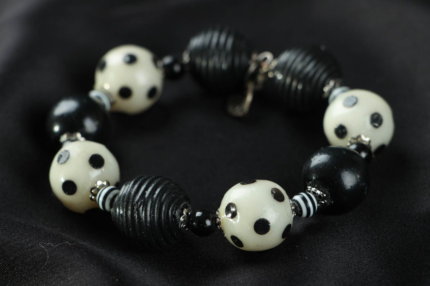 Bracelete artesanal de argila de polímero em cores de preto e branco foto 1