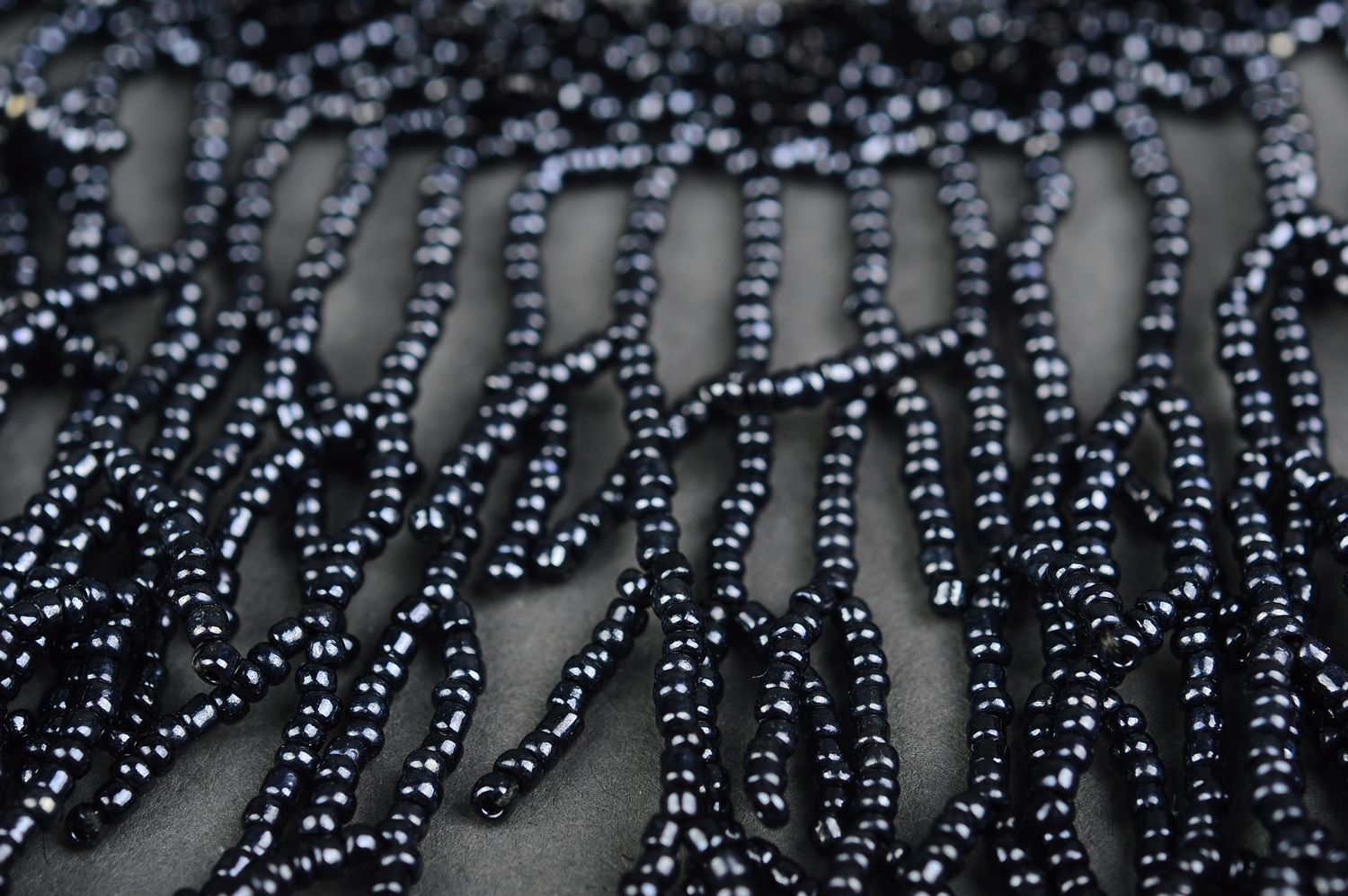 Колье из бисера украшение ручной работы ожерелье из бисера черное красивое фото 4