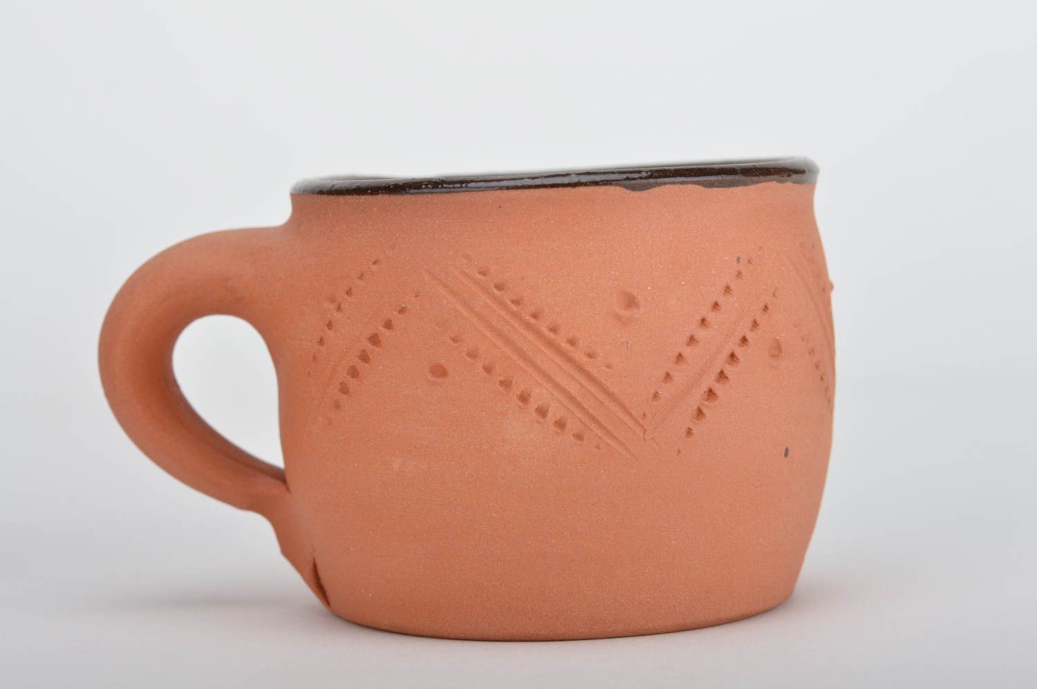 Mug en céramique décoré en relief marron clair taille moyenne fait main photo 2