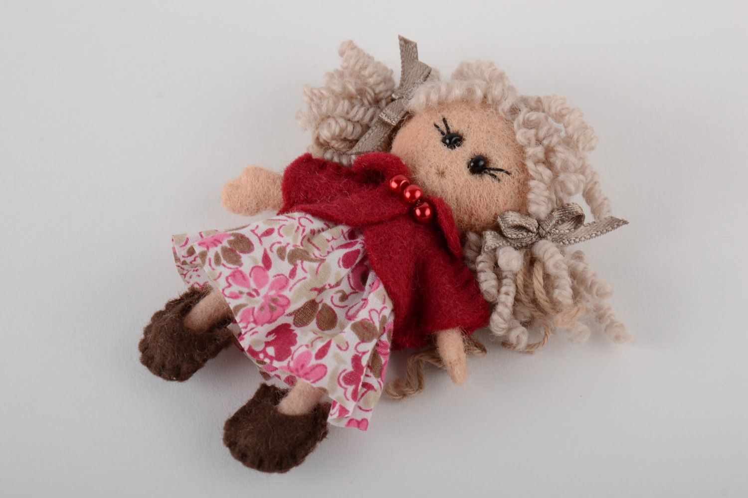 Schöne originelle Brosche aus Wolle in Trockenfilzen Technik Puppe foto 2