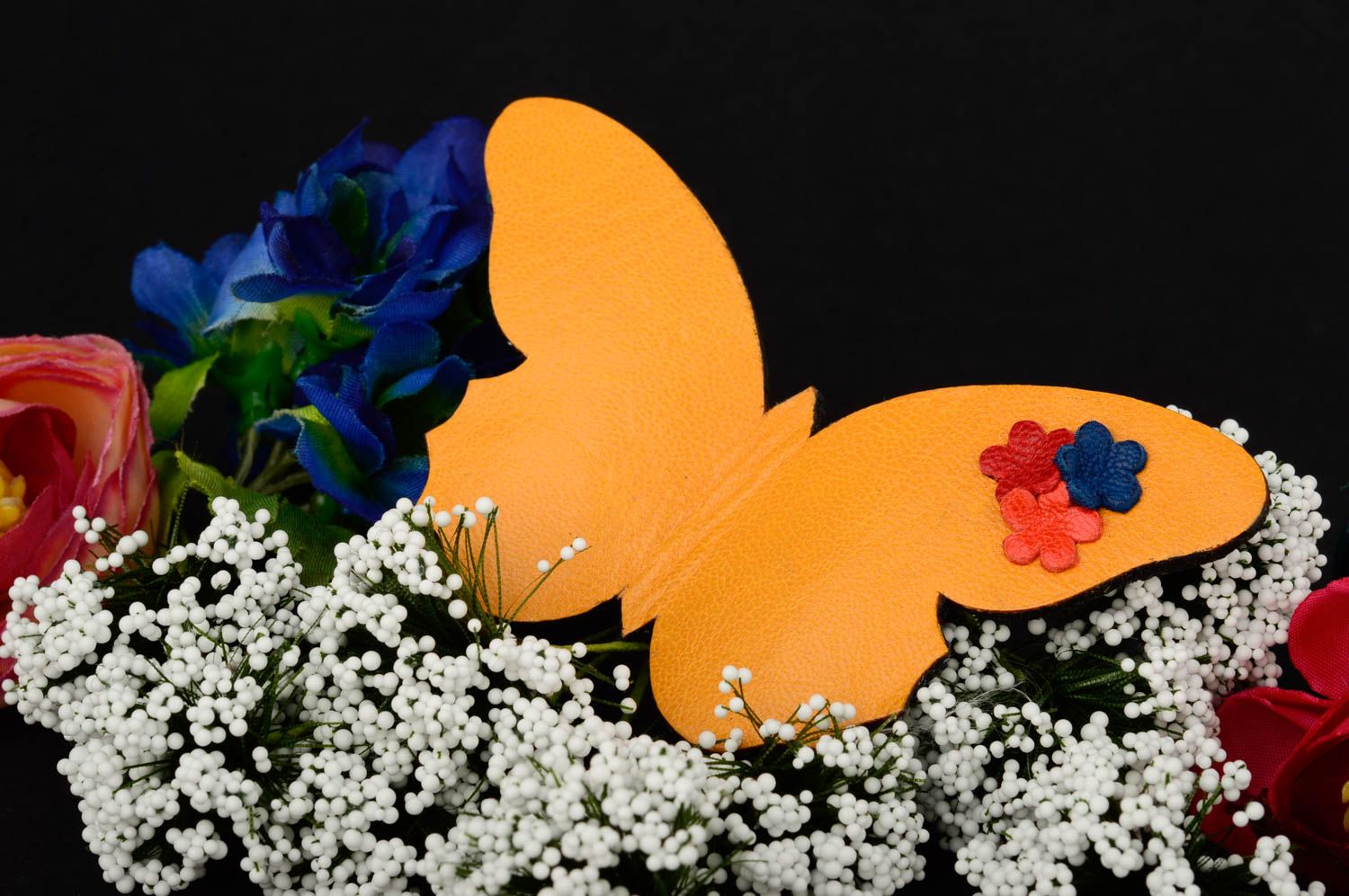 Broche orange faite main Bijou en cuir papillon et fleurs Cadeau femme photo 1