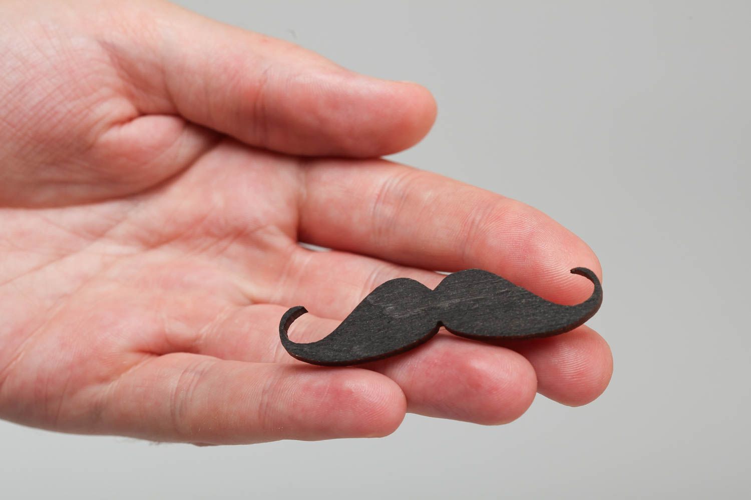 Broche noire en contreplaqué peinte d'acrylique en forme de moustache faite main photo 5