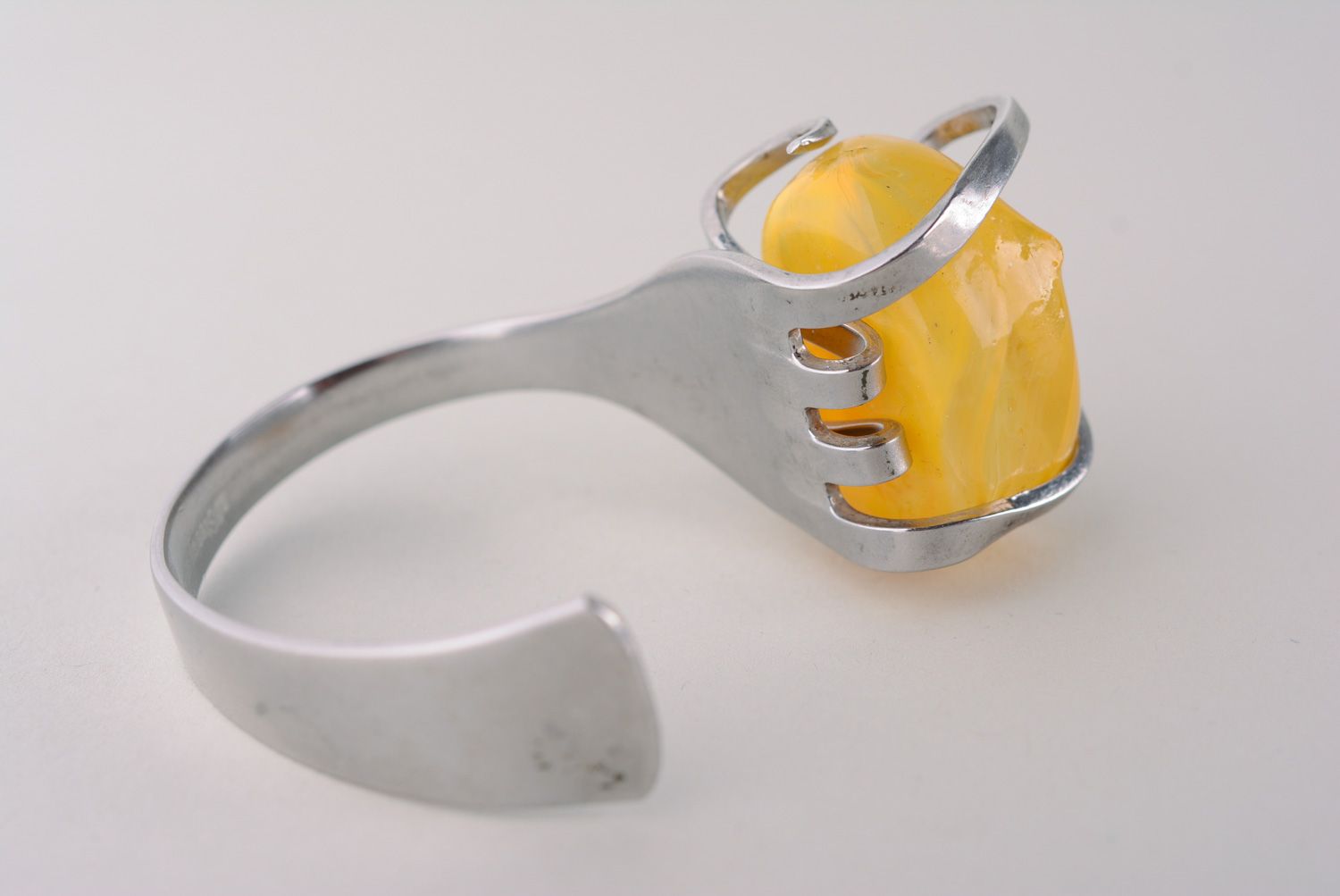 Симпатичный металлический браслет с желтым камнем фото 4