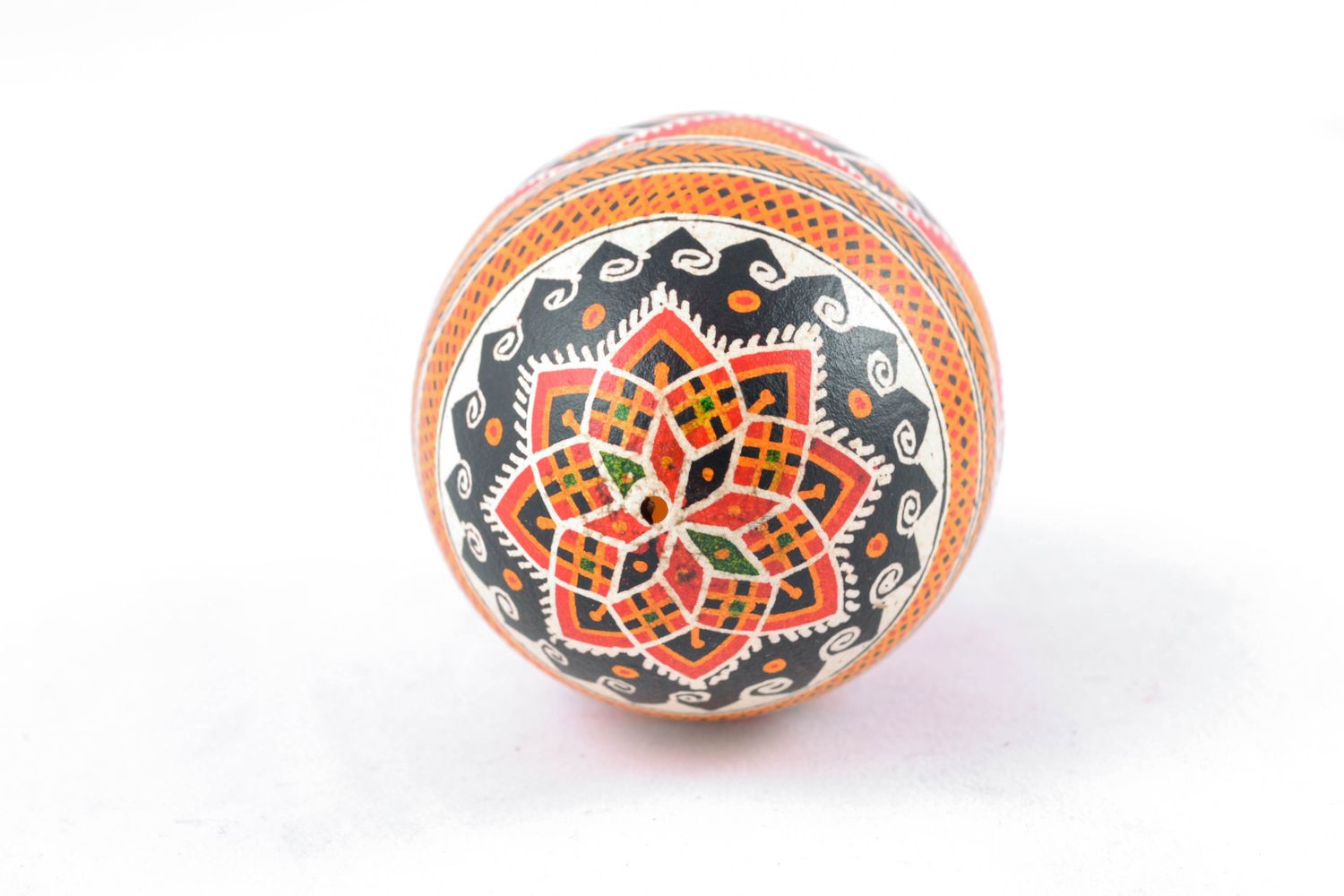 Huevo de Pascua pintado con ornamentos foto 4