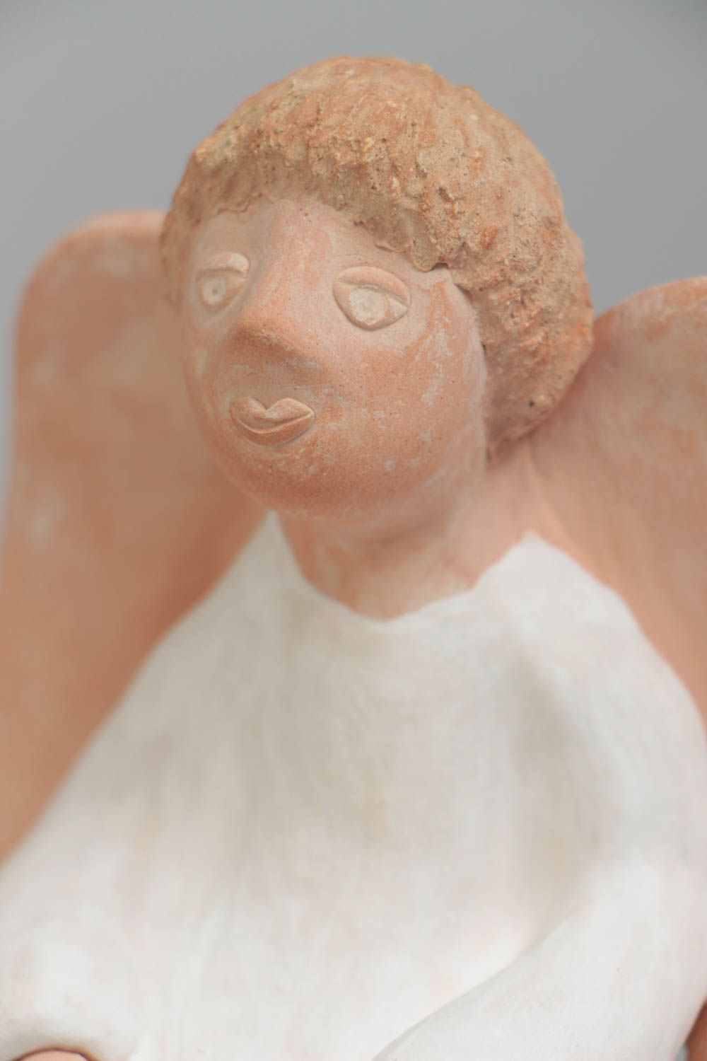 Статуэтка из глины ангел светлый небольшого размера красивый ручной работы фото 3