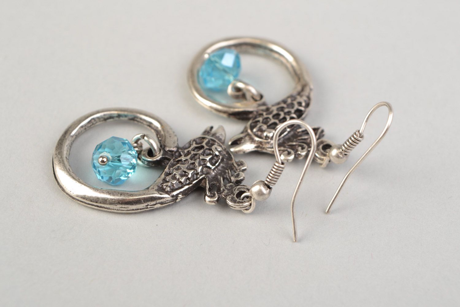 Boucles d'oreilles métalliques pendantes faites main avec perles cristal photo 4