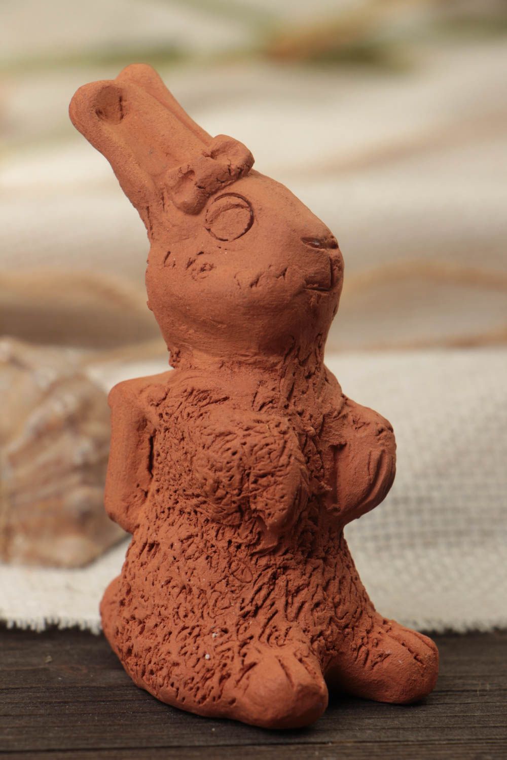 Авторская глиняная фигурка ручной работы для декора эко чистая в виде зайчика фото 1