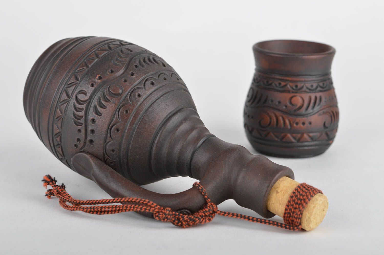 Juego de vajilla cerámica vaso y botella artesanales de color marrón   foto 4
