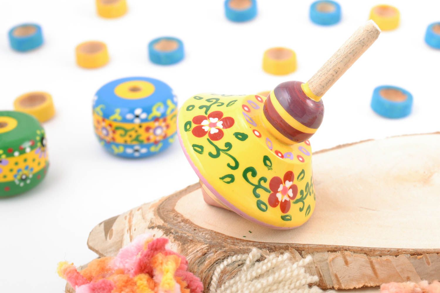 Toupie jaune en bois de hêtre écologique faite main à motif floral pour enfant photo 1