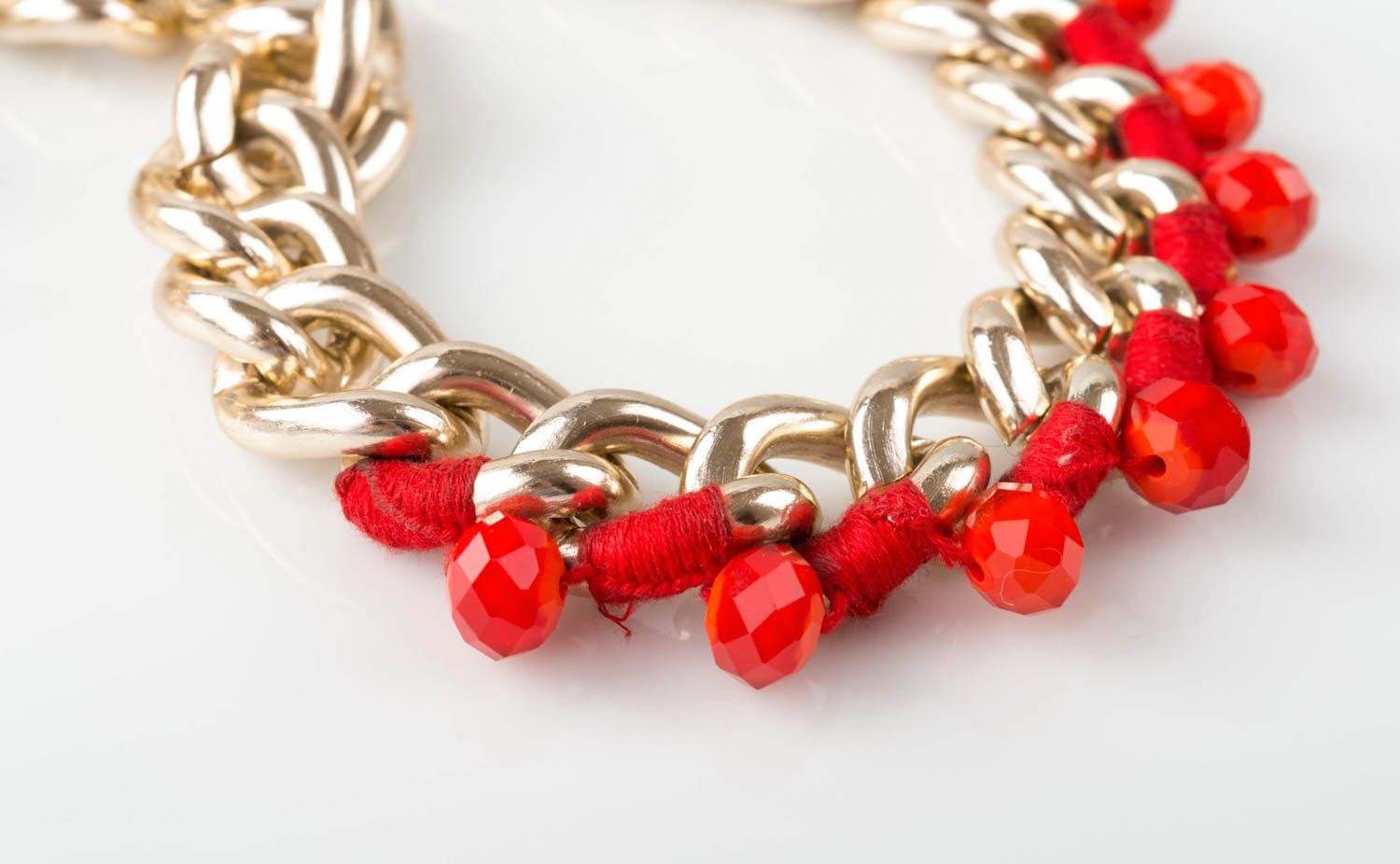 Красное ожерелье с кристаллами нарядное для девушки оригинальное ручной работы фото 5