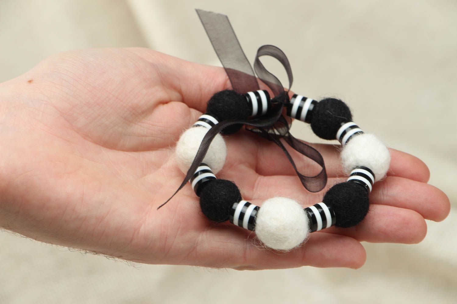 Bracelet en laine feutrée fait main Cinéma en noir et blanc photo 4