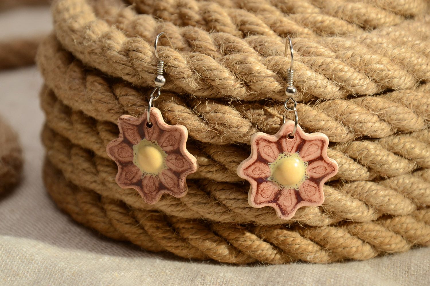 Schöne keramische handgemachte Ohrringe aus Ton in Form von Blumen mit Emaille  foto 1