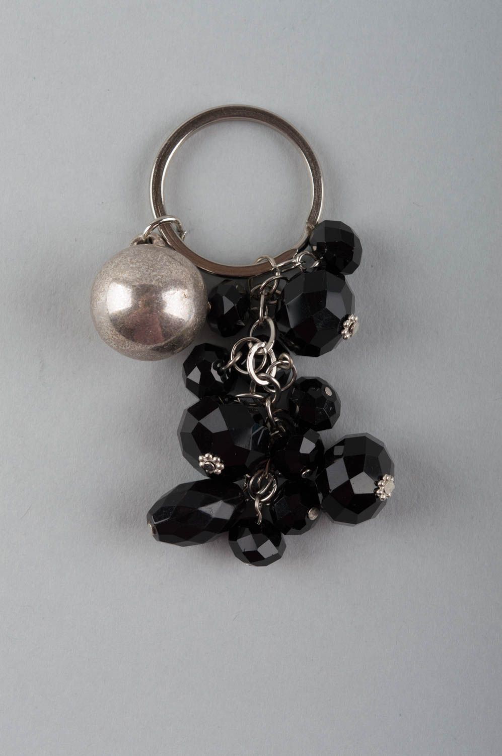 Porte-clés en métal et perles de verre noires avec breloques fait main stylé photo 2