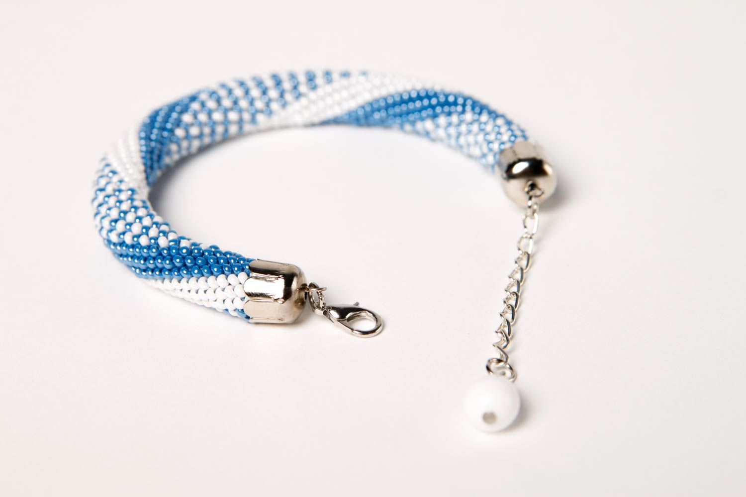 Weiß blaues Glasperlen Armband handmade Designer Schmuck Frauen Accessoire eng foto 4