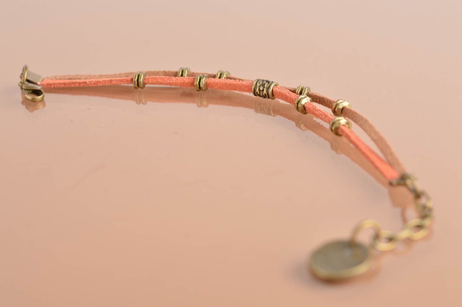 Bracelet en cordons de daim fait main avec éléments en métal marron original photo 2