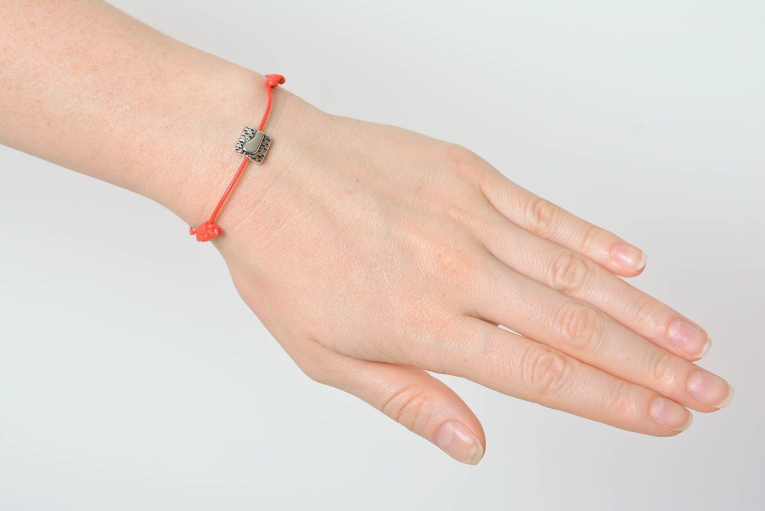 Bracelet rouge Bijou fait main en cordon ciré avec breloque carrée Cadeau femme photo 3