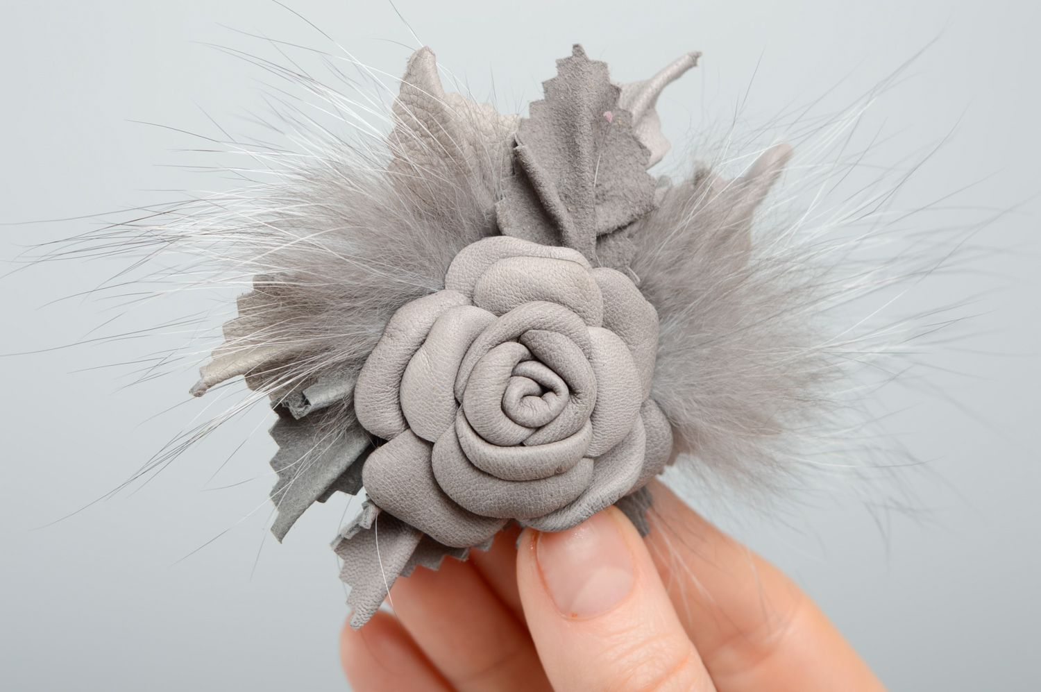 Broche en cuir naturel Fleur grise photo 2