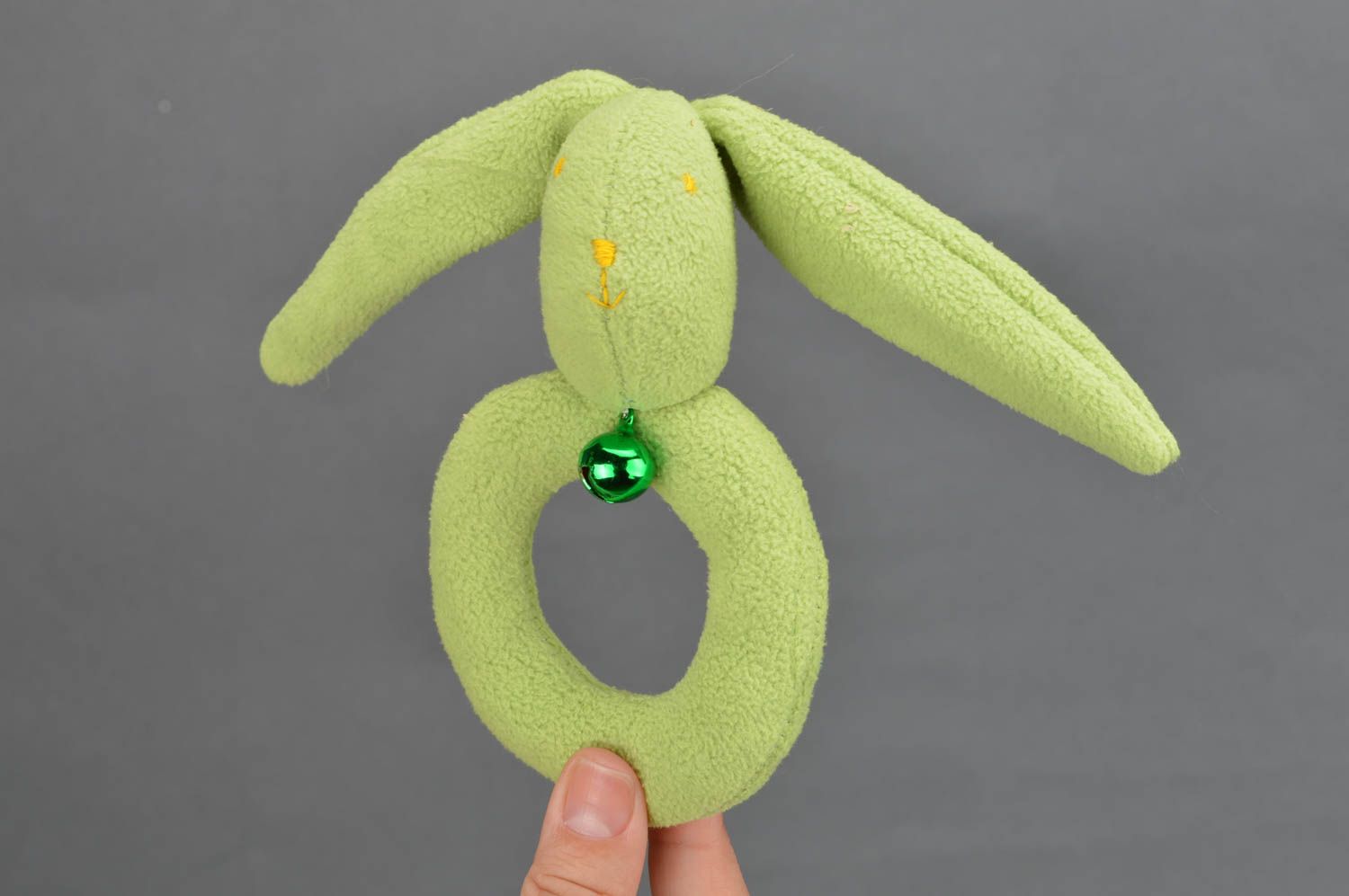 Baby Greifling Spielzeug handmade in Form vom hellgrünen Hasen mit Glöckchen foto 3