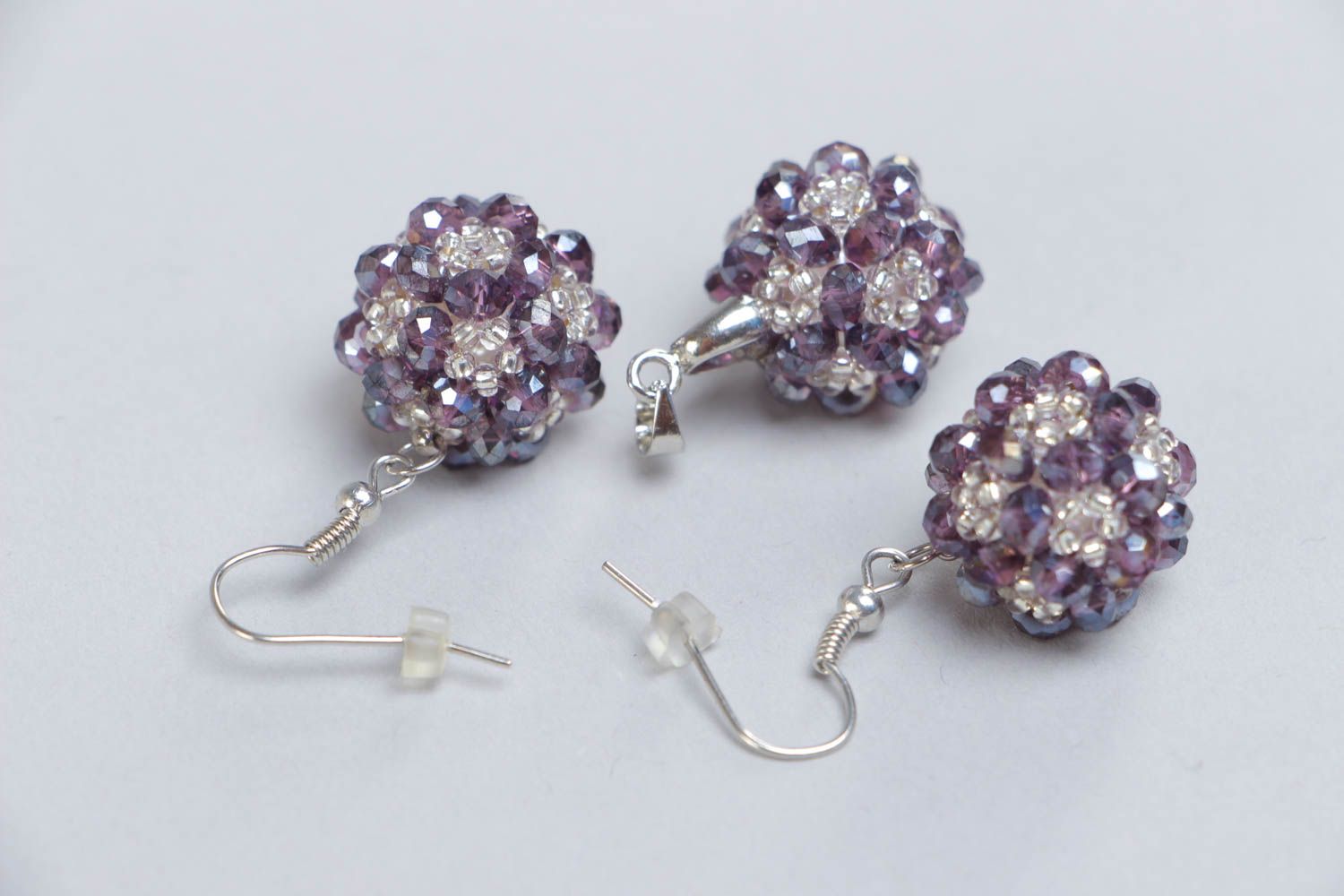 Boucles d'oreilles et pendentif artisanaux en perles de rocaille faits main photo 4