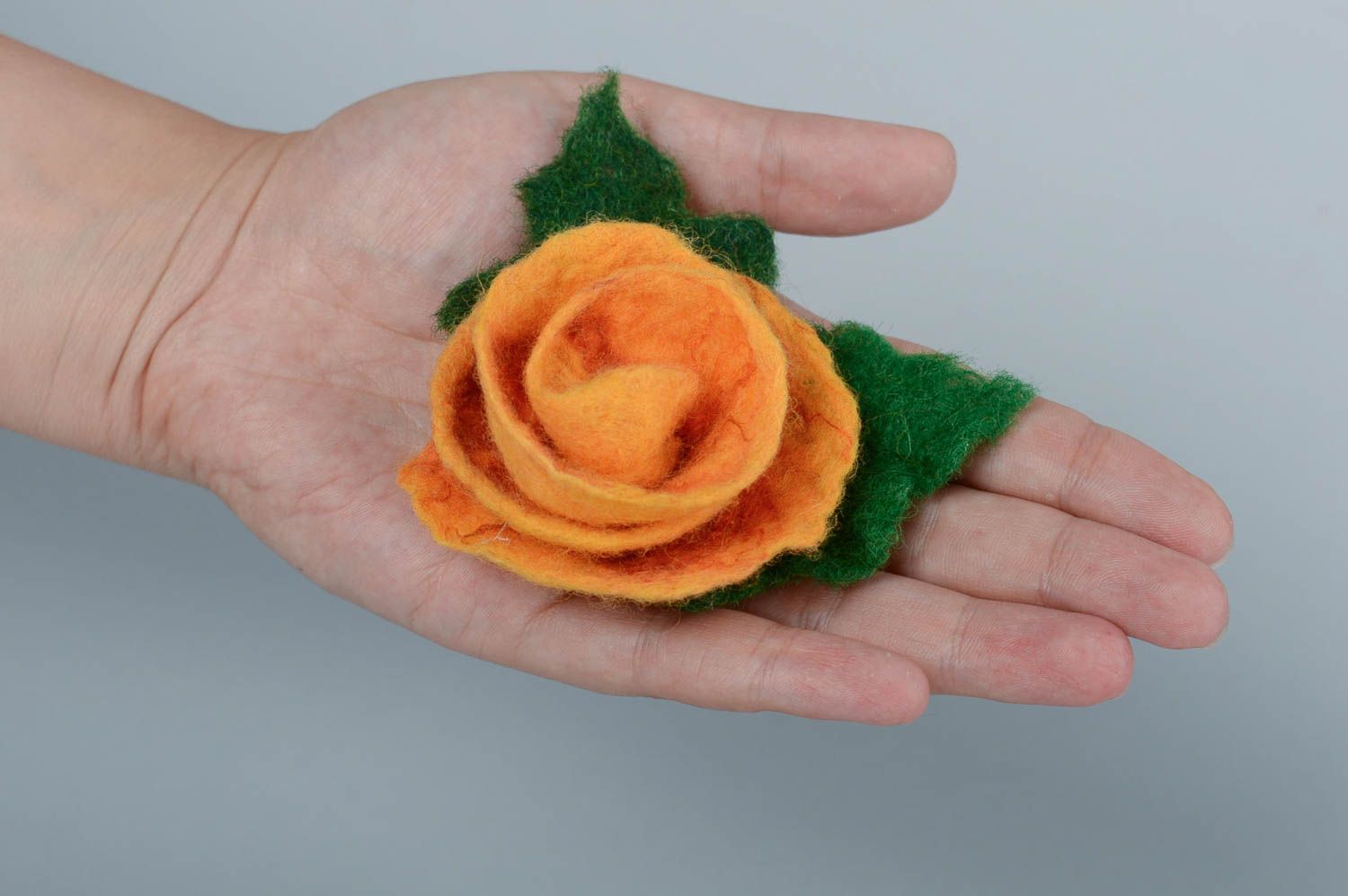 Брошь в технике валяния из шерсти в виде цветка нежная роза оранжевая хэнд мейд  фото 5
