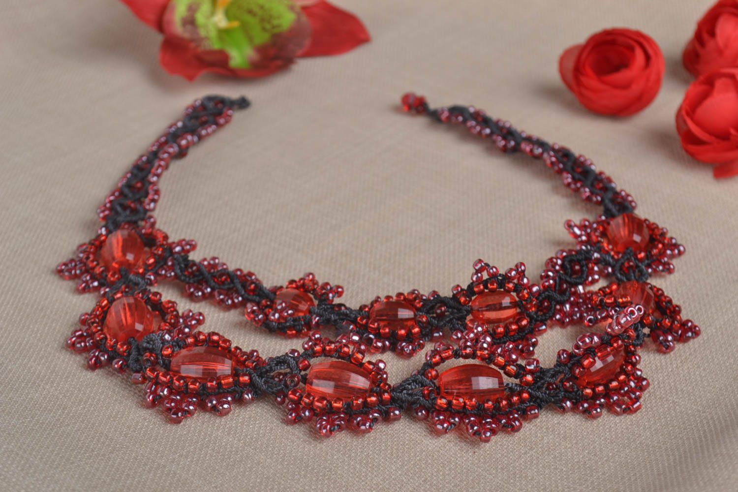 Collier textile Bijou fait main macramé perles rouge noir Accessoire femme photo 1