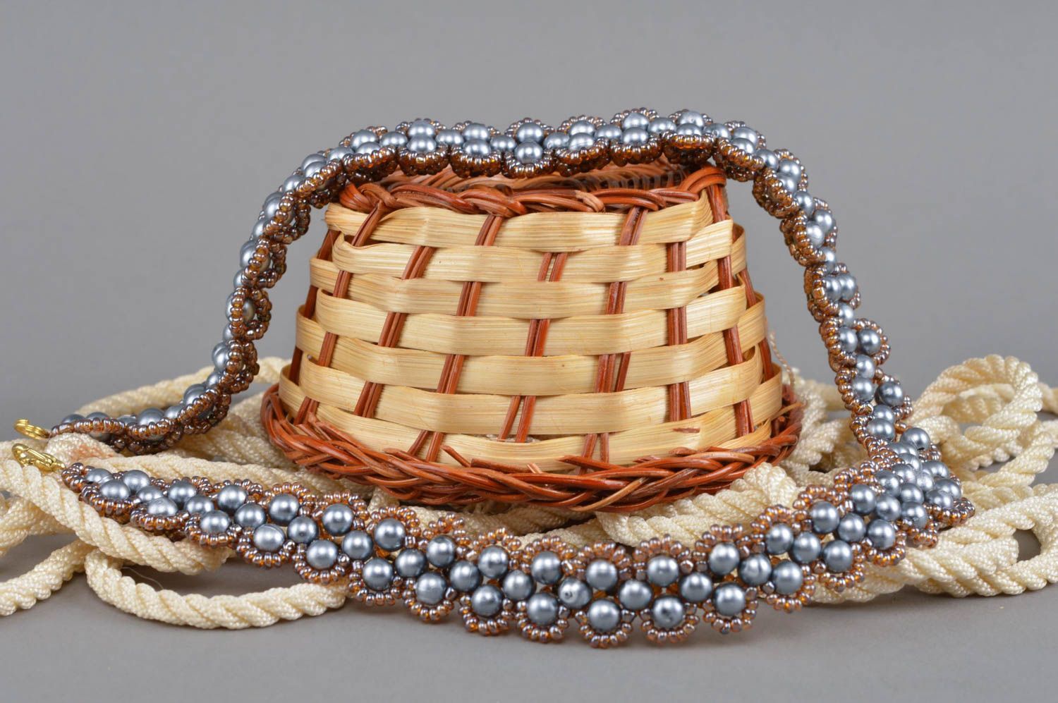 Плетеное женское ожерелье из бисера и бусин ручной работы Антрацит под янтарем  фото 1