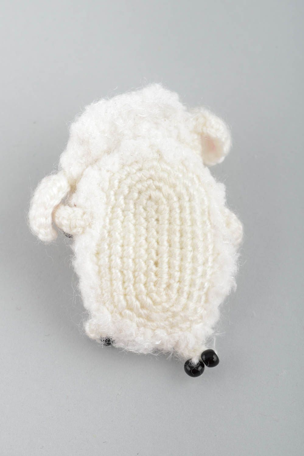 Мягкая вязаная игрушка магнит в виде овечки белая амигуруми маленькая хэнд мейд фото 3