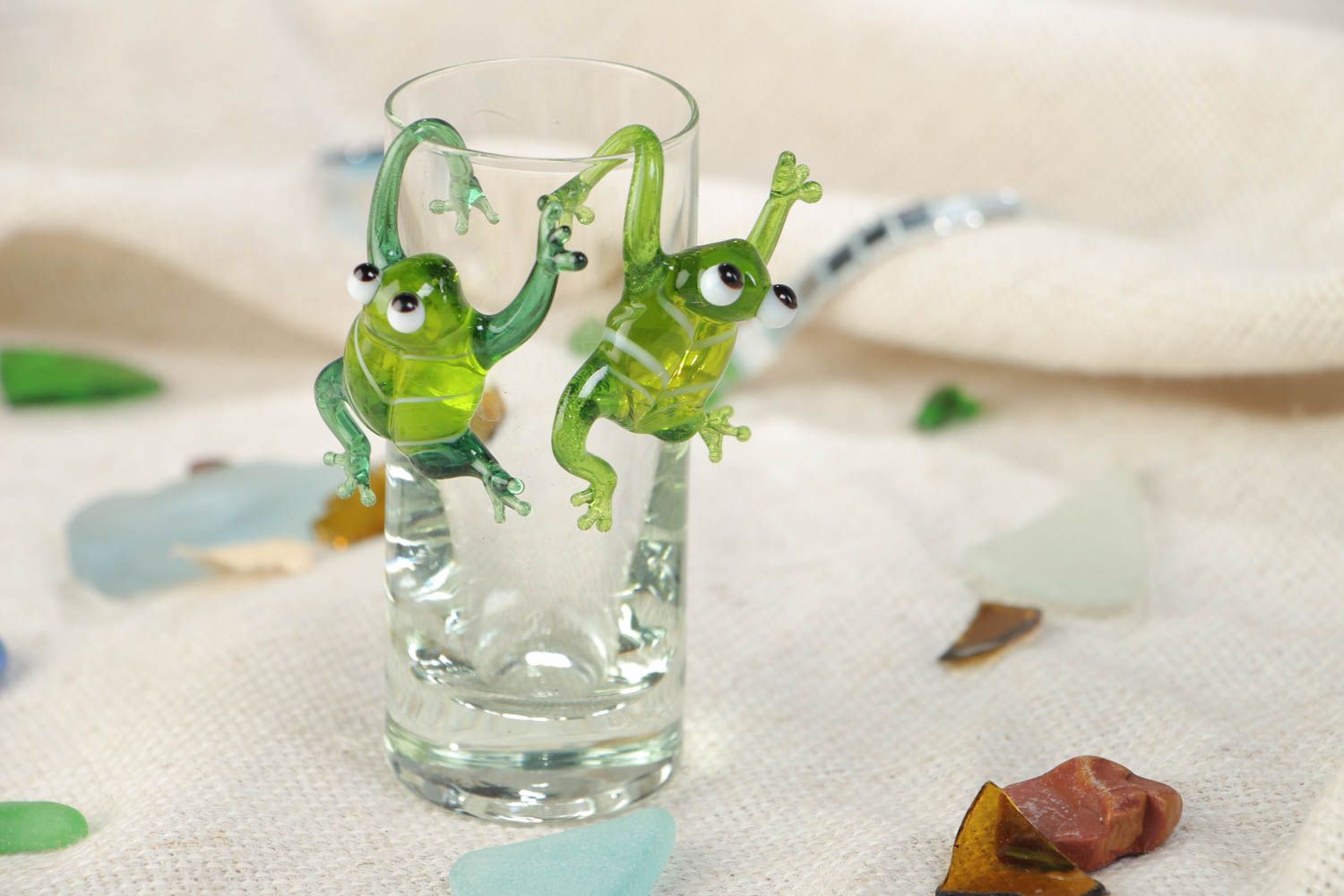 Bright handmade small lampwork glass statuette of frog photo 1
