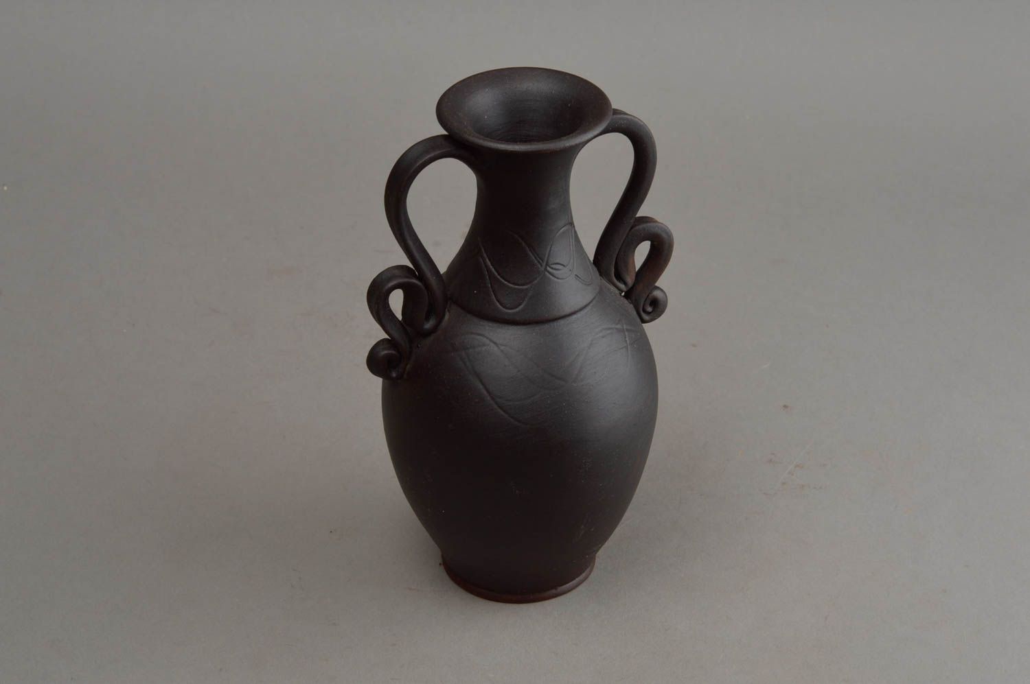 Красивая глиняная ваза с витыми ручкам для цветов черная ручной работы фото 8