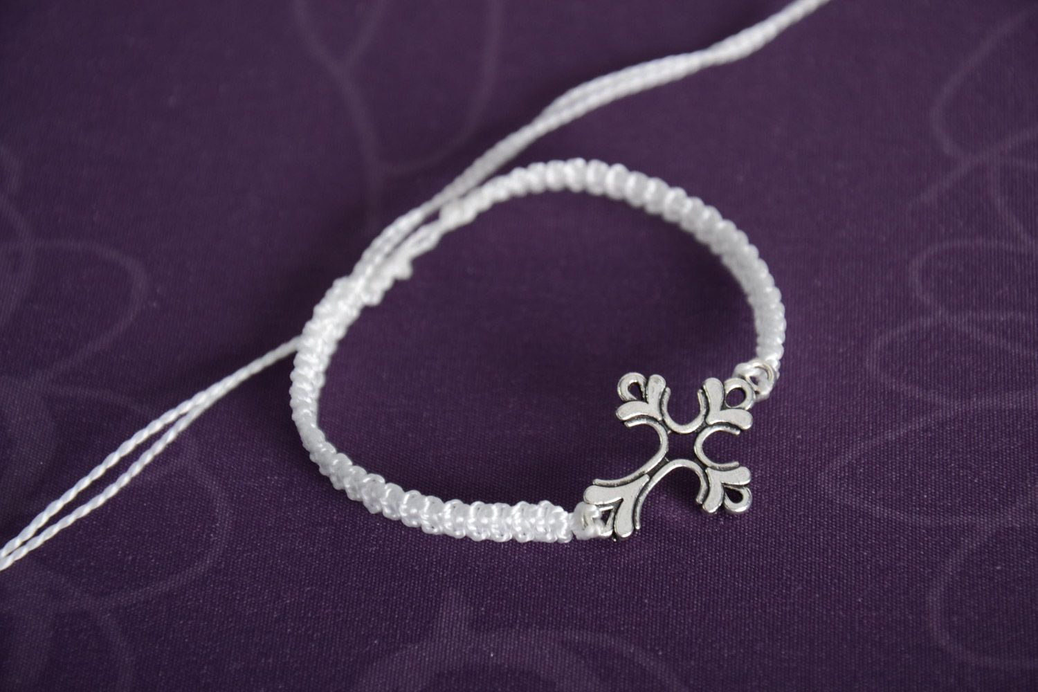 Weißes frauliches wunderbares hangemachtes Armband aus Fäden mit Kreuz aus Metall foto 1